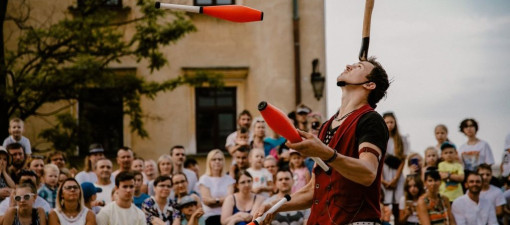 Highlinerzy nad Starym Miastem i akrobaci na Placu Litewskim. W czwartek rusza Carnaval Sztukmistrzów